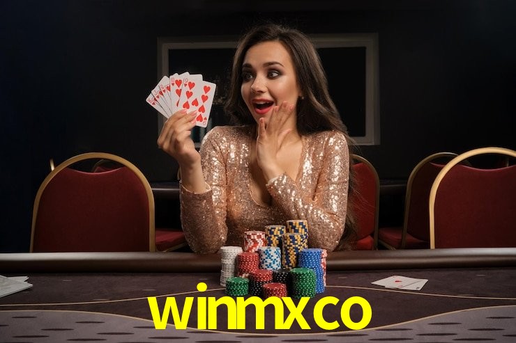 Escena dinámica inspirada en casino con iluminación winmxco, cartas, fichas e íconos de juegos digitales en un espacio moderno de juegos.